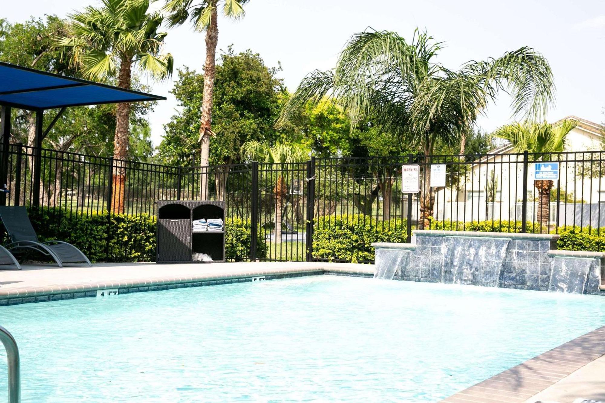 Radisson Hotel McAllen Airport Exterior foto